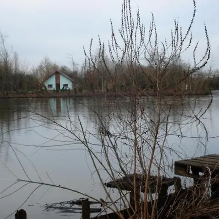 Chalet Et Etang Du Roua