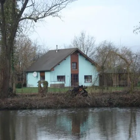 Chalet Et Etang Du Roua *